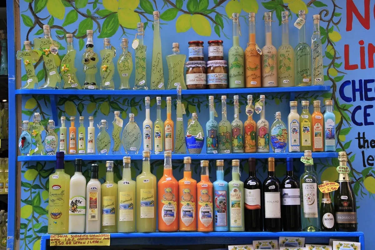Bottiglie di limoncello in vetrina a Sorrento