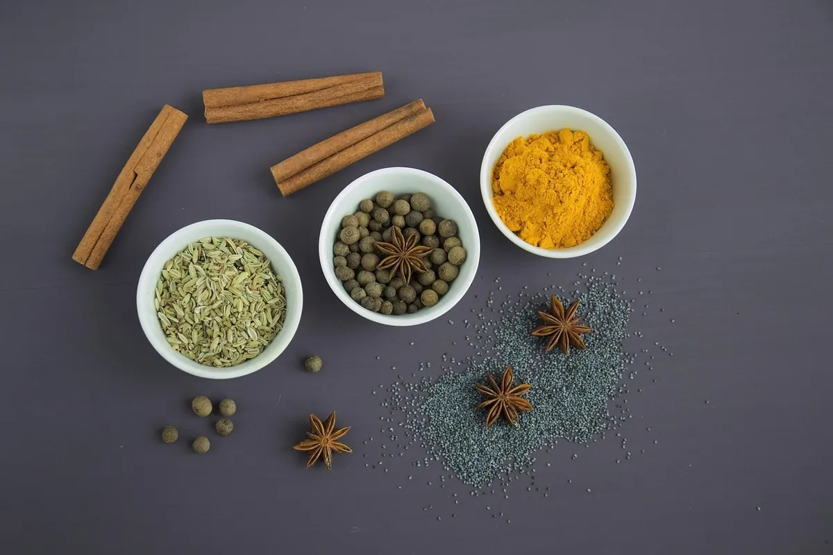 Spezie e ingredienti aromatici in ciotole