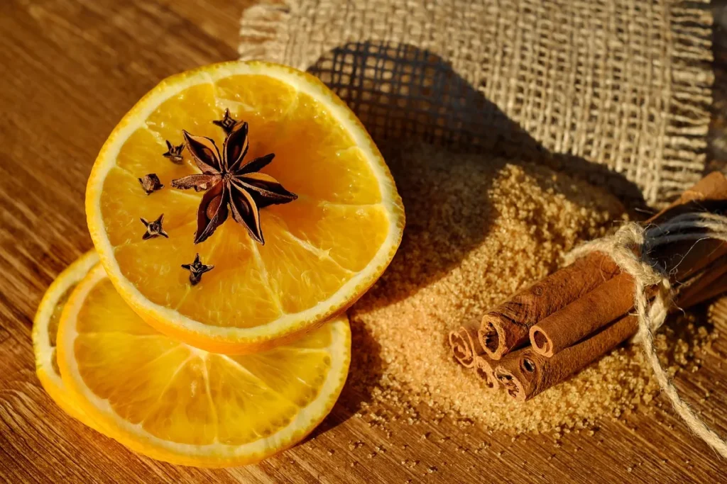 Gli ingredienti dei liquori fatti in casa: alcol, zucchero, frutta, erbe e spezie