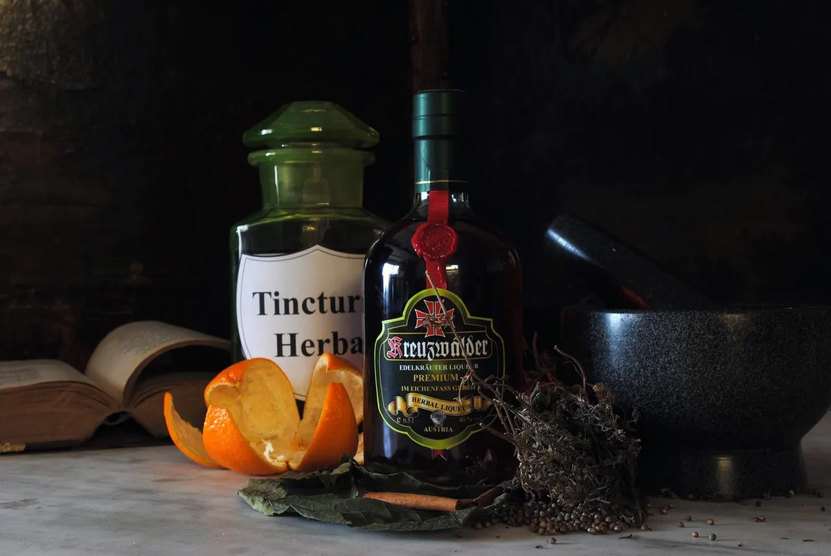 Tintura di erbe per liquore con mortaio