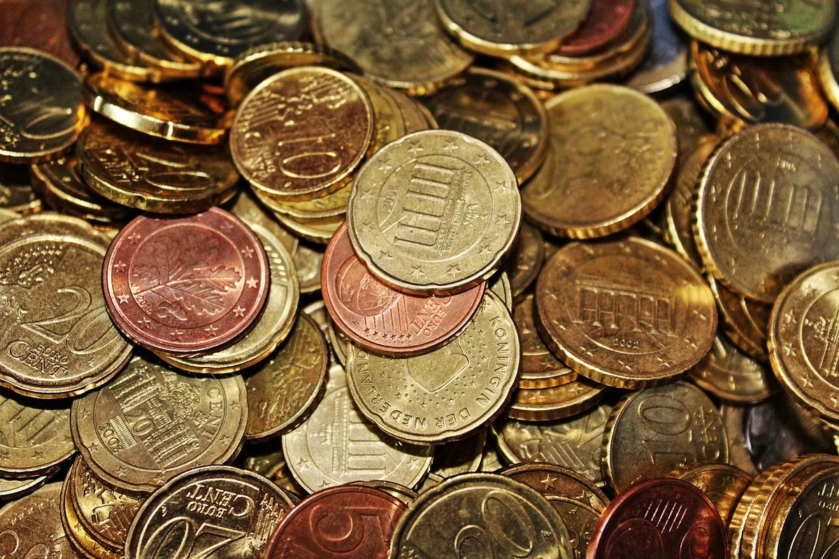 Monete da 1 e 2 euro sparse su un piano