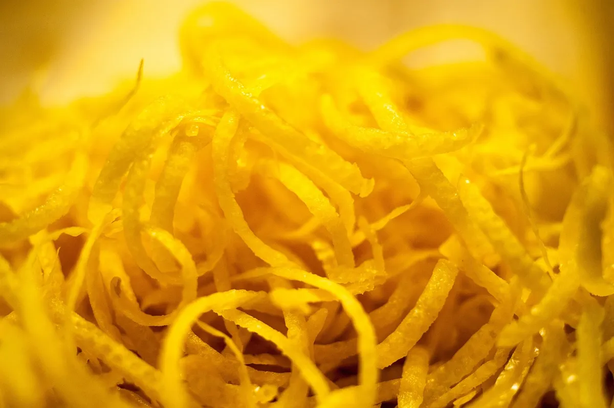 Scorze di limone pelate per il limoncello