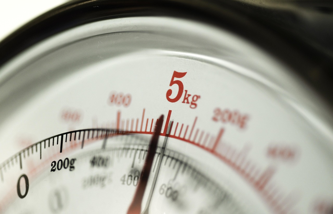 Bilancia da cucina: per calcolare le calorie di un liquore servono i grammi di zucchero per litro