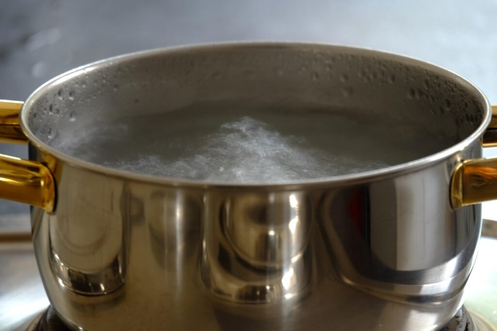 Lo sciroppo di zucchero per liquori: proporzioni, metodo e calcoli